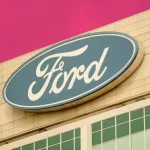 Ford anuncia produção de motores na Índia. Entenda o que se sabe até agora e as possíveis implicações para a estratégia global da montadora.
