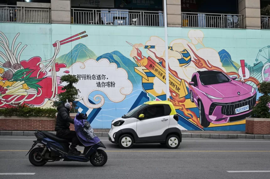 Pela primeira vez em mais de uma década, a China deixa os carros elétricos fora do plano estratégico, o que pode elevar preços e acelerar a produção no Brasil.