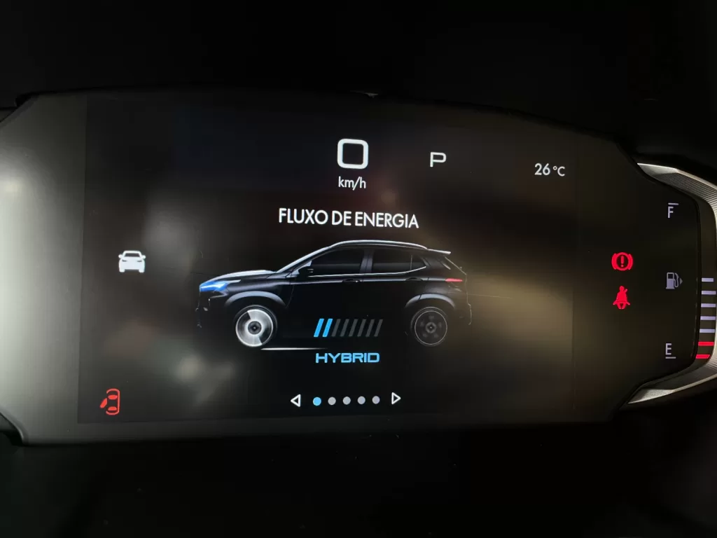 Painel de carro híbrido mostrando sistema de regeneração de energia