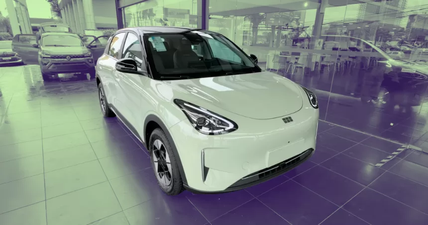 Geely EX2 estreia no Brasil com bateria de 40 kWh e recarga 30–80% em 21 min